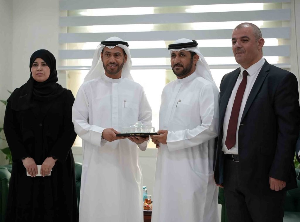 قضاء الشارقة وجامعة خورفكان تبحثان تعزيز التعاون