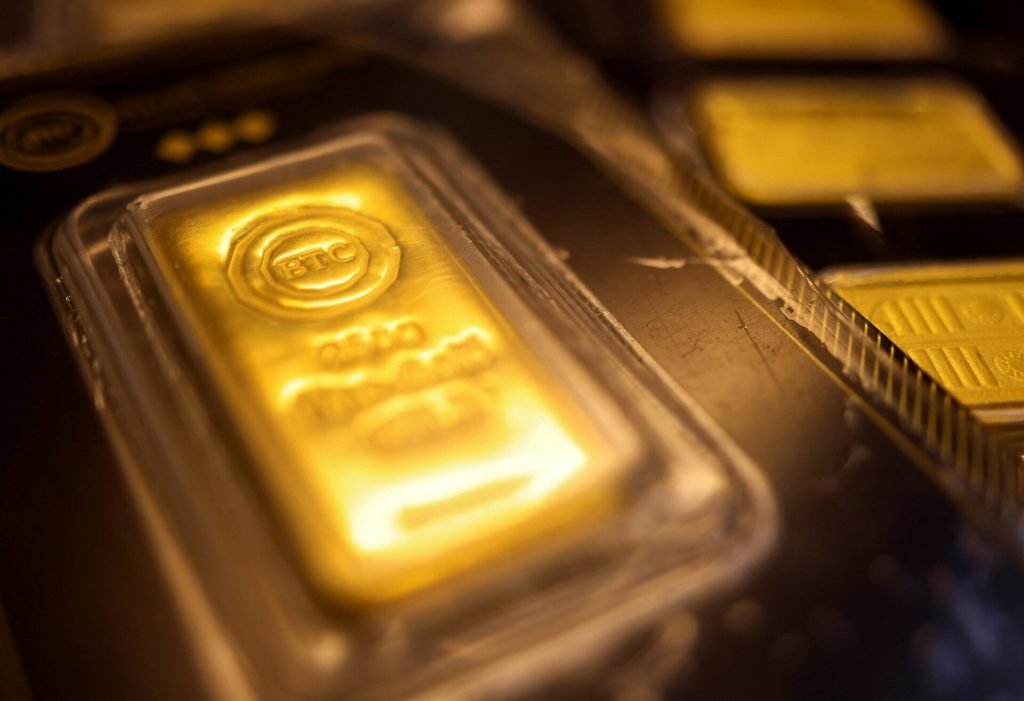تراجع أسعار الذهب بنحو 2%