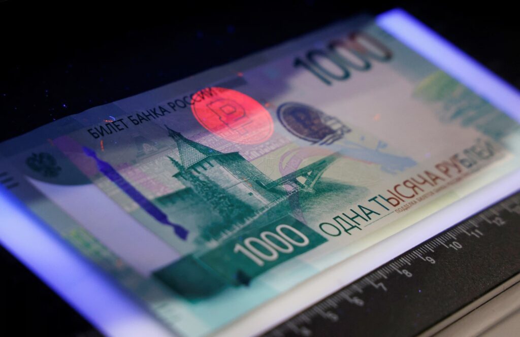 المركزي الروسي يواصل رفع سعر صرف الروبل أمام العملات الرئيسة