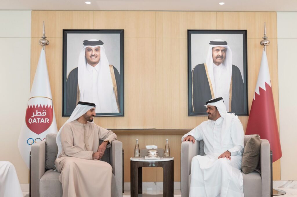 راشد بن حميد يبحث تعزيز التعاون الرياضي مع رئيس اللجنة الأولمبية القطرية