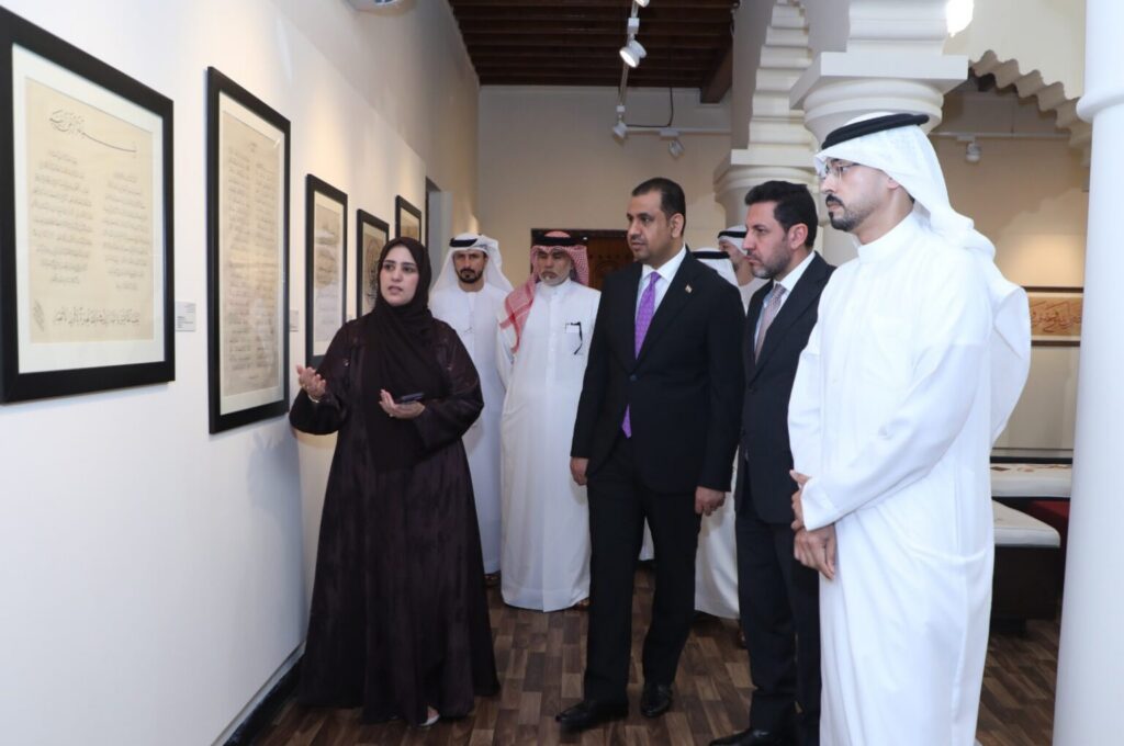 القنصل العراقي يزور ملتقى الشارقة للخط ويشيد بلوحة “سورة الرحمن” الفائزة